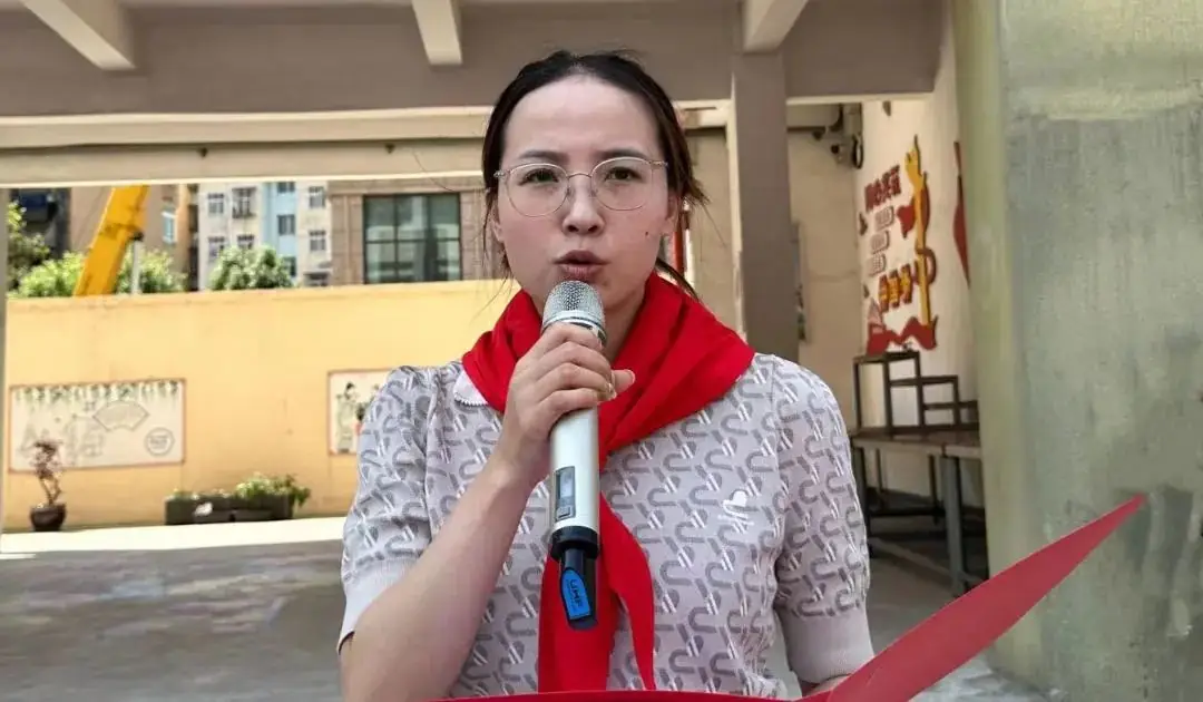 红领巾爱祖国——月亮湖小学举行新队员入队仪式 第16张 红领巾爱祖国——月亮湖小学举行新队员入队仪式 第16张