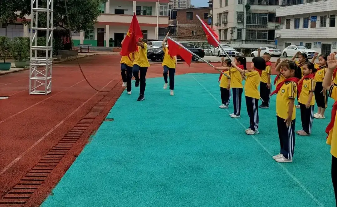 红领巾爱祖国——南靖县山城中心小学2024年一年级新队员入队活动 第89张 红领巾爱祖国——南靖县山城中心小学2024年一年级新队员入队活动 第89张
