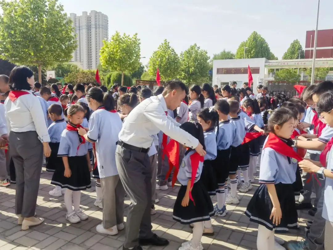 汇仟小学2024年“红领巾爱祖国”一年级新队员入队仪式 第50张 汇仟小学2024年“红领巾爱祖国”一年级新队员入队仪式 第50张