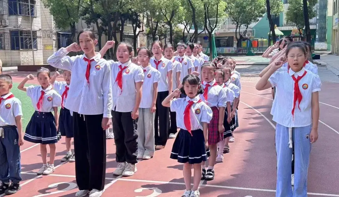 红领巾爱祖国——月亮湖小学举行新队员入队仪式 第29张 红领巾爱祖国——月亮湖小学举行新队员入队仪式 第29张