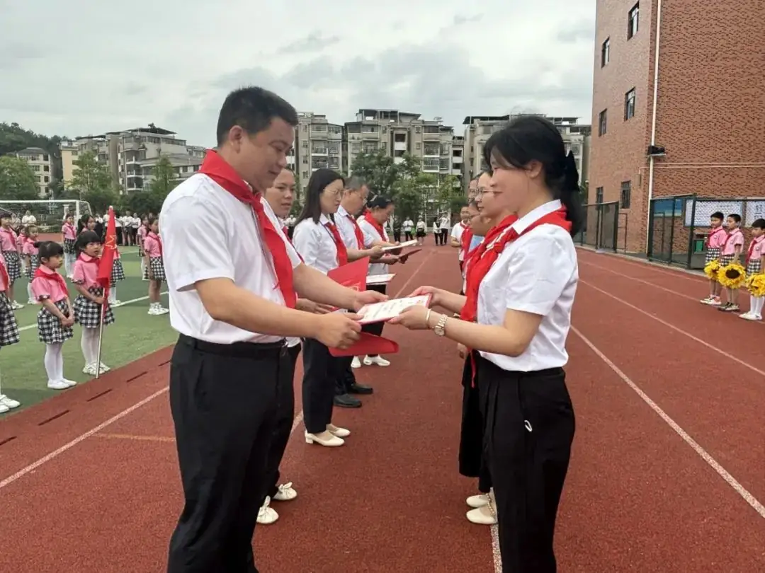 红领巾爱祖国 ——上犹县第三小学2024年一年级第一批少先队员入队仪式 第18张 红领巾爱祖国 ——上犹县第三小学2024年一年级第一批少先队员入队仪式 第18张