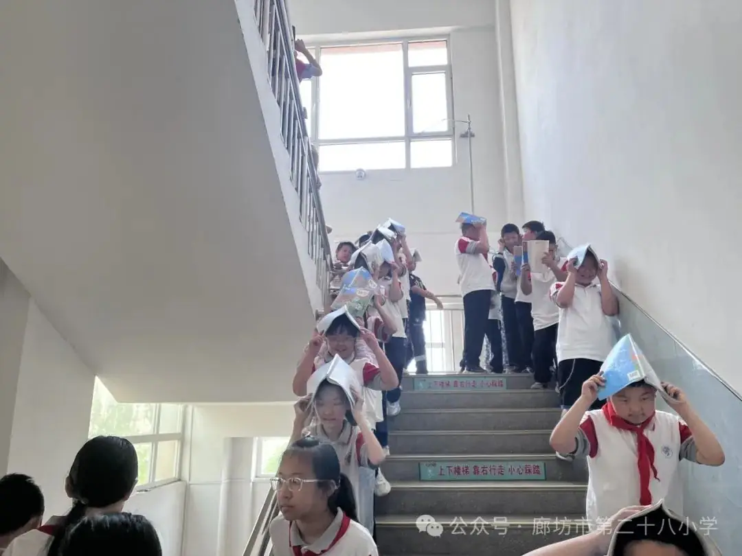 廊坊市第二十八小学开展防震、消防逃生演练活动 第7张 廊坊市第二十八小学开展防震、消防逃生演练活动 第7张