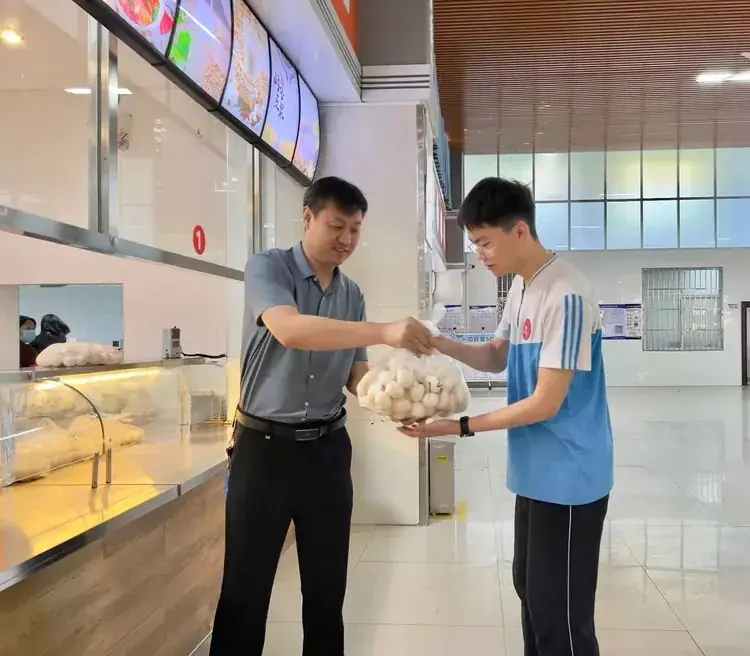 爱心助力高考 暖心营养行动 || 鸡泽一中为高三学子免费供应鸡蛋 第2张 爱心助力高考 暖心营养行动 || 鸡泽一中为高三学子免费供应鸡蛋 第2张
