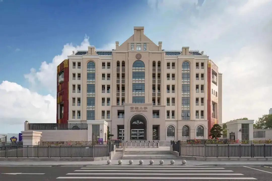 六险一金!湛江市赤坎区君临小学招聘语数英教师14人 第2张 六险一金!湛江市赤坎区君临小学招聘语数英教师14人 第2张