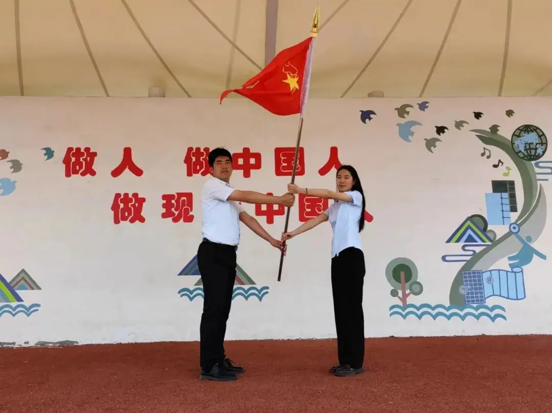 争做新时代好队员——青岛开发区实验小学教育集团龙泉校区一年级新队员入队仪式 第8张