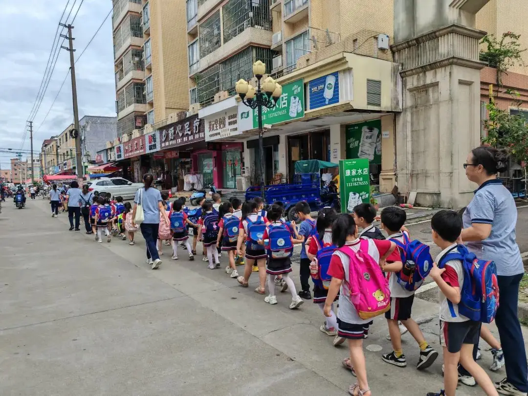 “我与小学零距离”——三角心心幼儿园幼儿园大班参观小学活动 第26张 “我与小学零距离”——三角心心幼儿园幼儿园大班参观小学活动 第26张