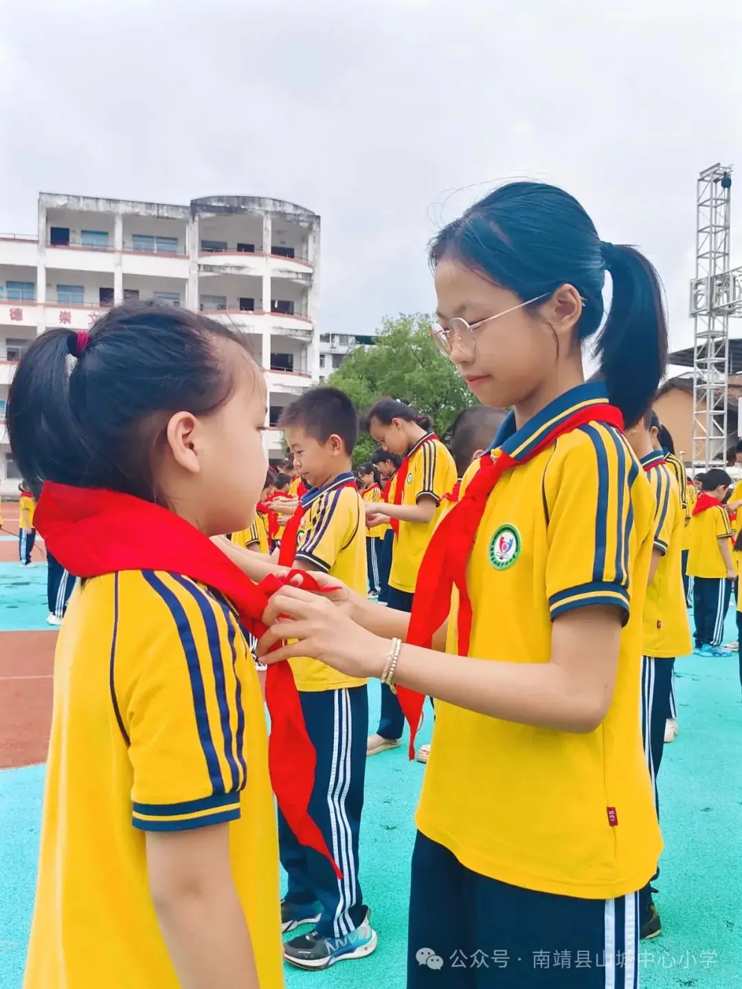 红领巾爱祖国——南靖县山城中心小学2024年一年级新队员入队活动 第47张 红领巾爱祖国——南靖县山城中心小学2024年一年级新队员入队活动 第47张