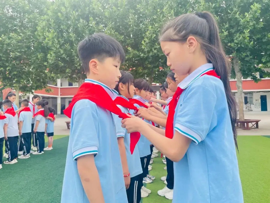 和谐小学举行2024年“红领巾爱祖国”少先队员入队仪式 第5张 和谐小学举行2024年“红领巾爱祖国”少先队员入队仪式 第5张