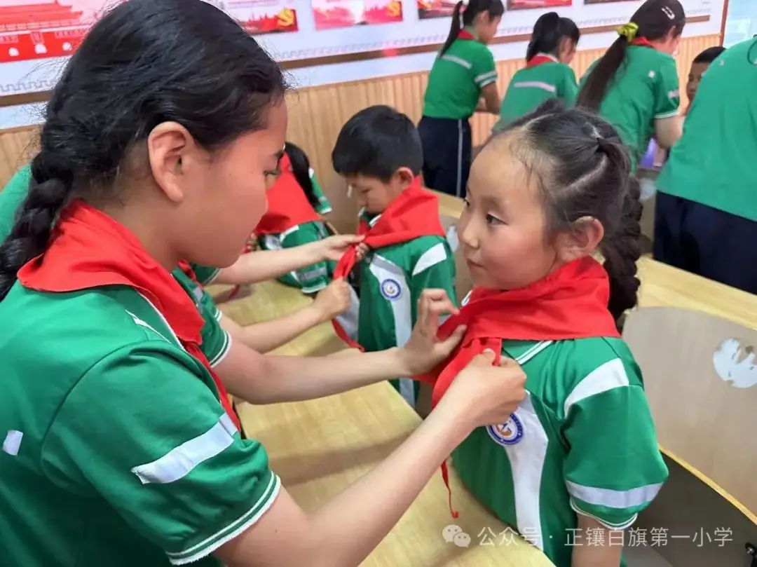 正镶白旗第一小学举行《红领巾爱祖国 石榴籽一家亲》新队员入队仪式 第13张 正镶白旗第一小学举行《红领巾爱祖国 石榴籽一家亲》新队员入队仪式 第13张