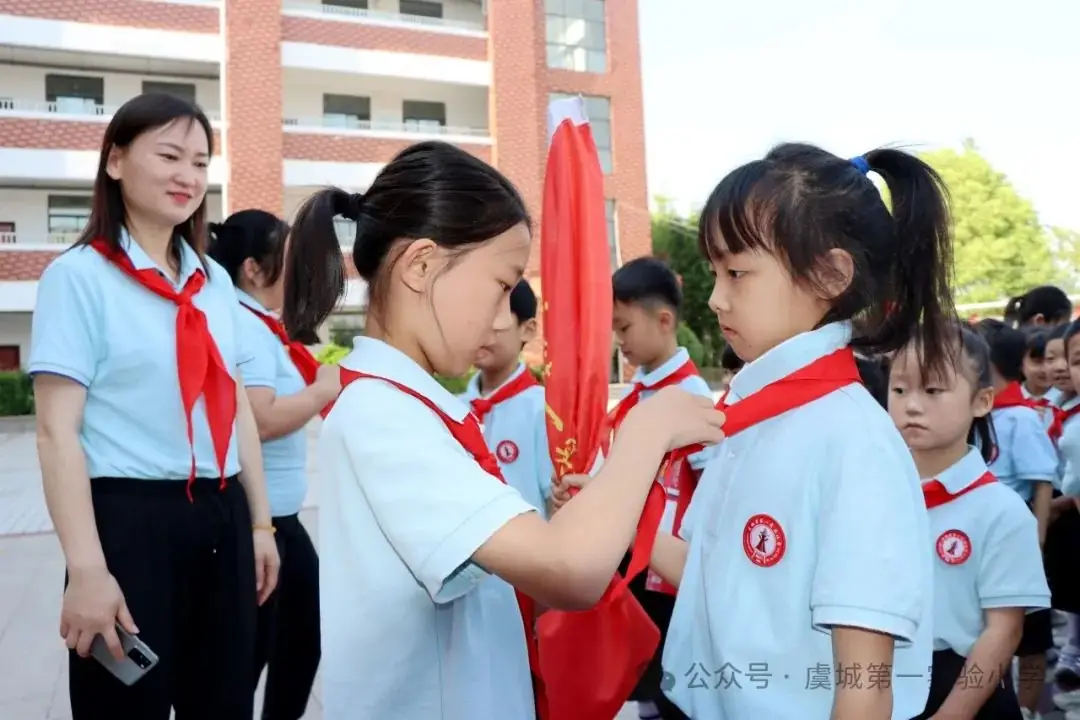 虞城县第一实验小学举行“红领巾爱祖国”一年级新队员入队仪式 第14张 虞城县第一实验小学举行“红领巾爱祖国”一年级新队员入队仪式 第14张