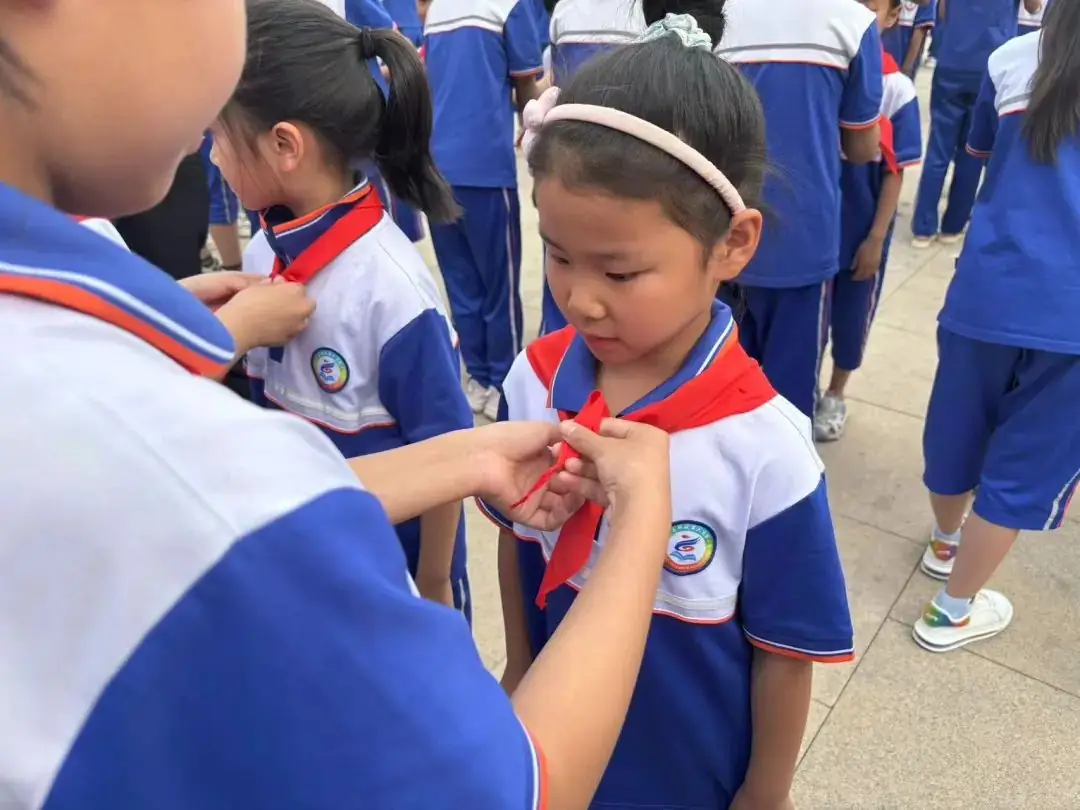 【全环境立德树人】成武县郜城第六实验小学举行“童心向党立志向 阳光少年向未来”2023级第一批新队员入队仪式 第26张 【全环境立德树人】成武县郜城第六实验小学举行“童心向党立志向 阳光少年向未来”2023级第一批新队员入队仪式 第26张