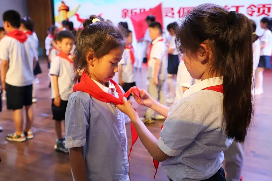 宿城区八一路小学举行一年级仪美入队礼 第11张 宿城区八一路小学举行一年级仪美入队礼 第11张