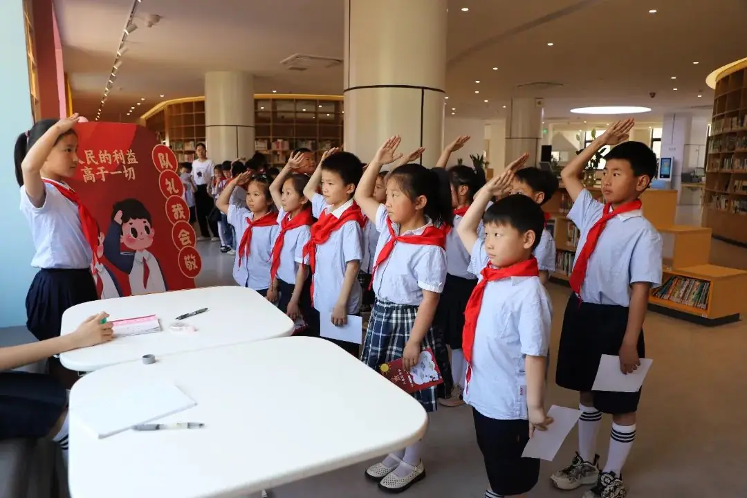 宿城区八一路小学举行一年级仪美入队礼 第1张 宿城区八一路小学举行一年级仪美入队礼 第1张
