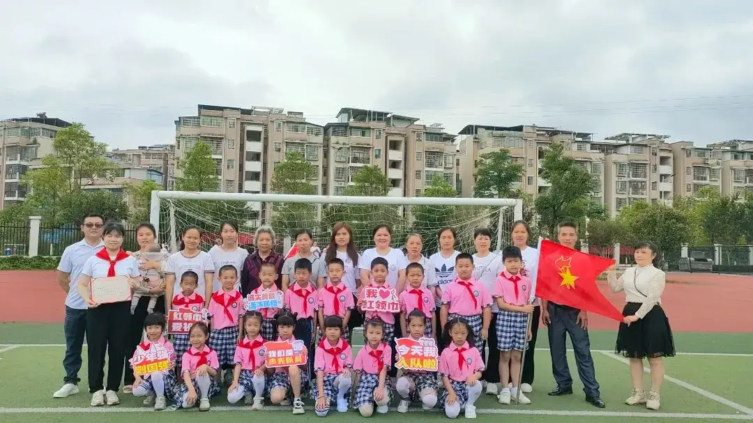 红领巾爱祖国 ——上犹县第三小学2024年一年级第一批少先队员入队仪式 第26张 红领巾爱祖国 ——上犹县第三小学2024年一年级第一批少先队员入队仪式 第26张