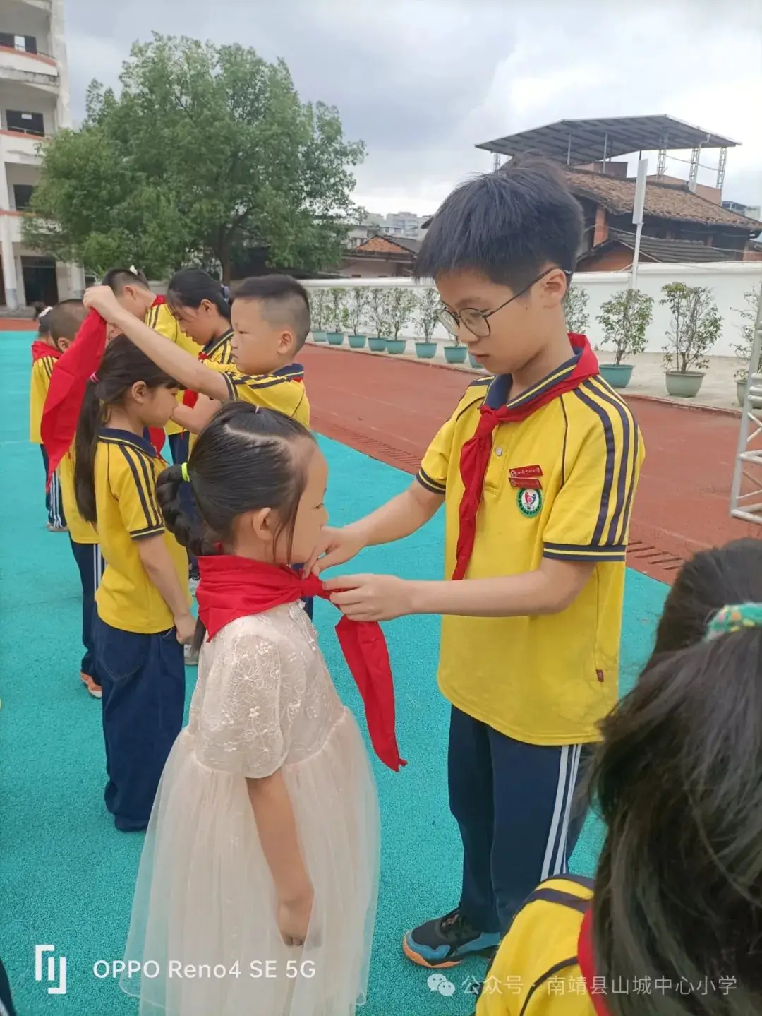 红领巾爱祖国——南靖县山城中心小学2024年一年级新队员入队活动 第48张 红领巾爱祖国——南靖县山城中心小学2024年一年级新队员入队活动 第48张