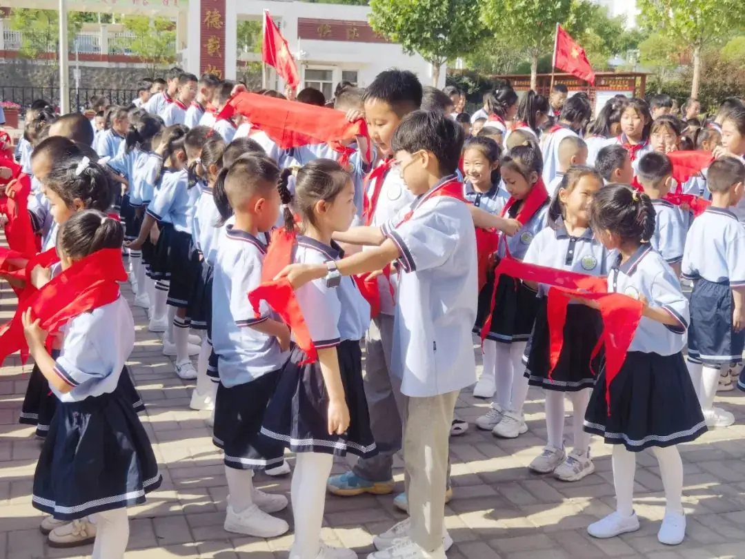 汇仟小学2024年“红领巾爱祖国”一年级新队员入队仪式 第53张 汇仟小学2024年“红领巾爱祖国”一年级新队员入队仪式 第53张