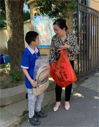 市工商联组织爱心企业到董胜小学开展“六一”慰问活动 第5张 市工商联组织爱心企业到董胜小学开展“六一”慰问活动 第5张