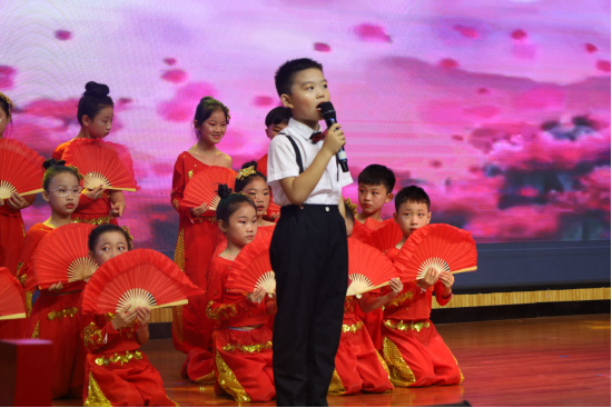 童心向祖国·强国好少年——睢阳区胜利小学庆“六一”文艺汇演(三年级篇)-第15张图片-四季读书网