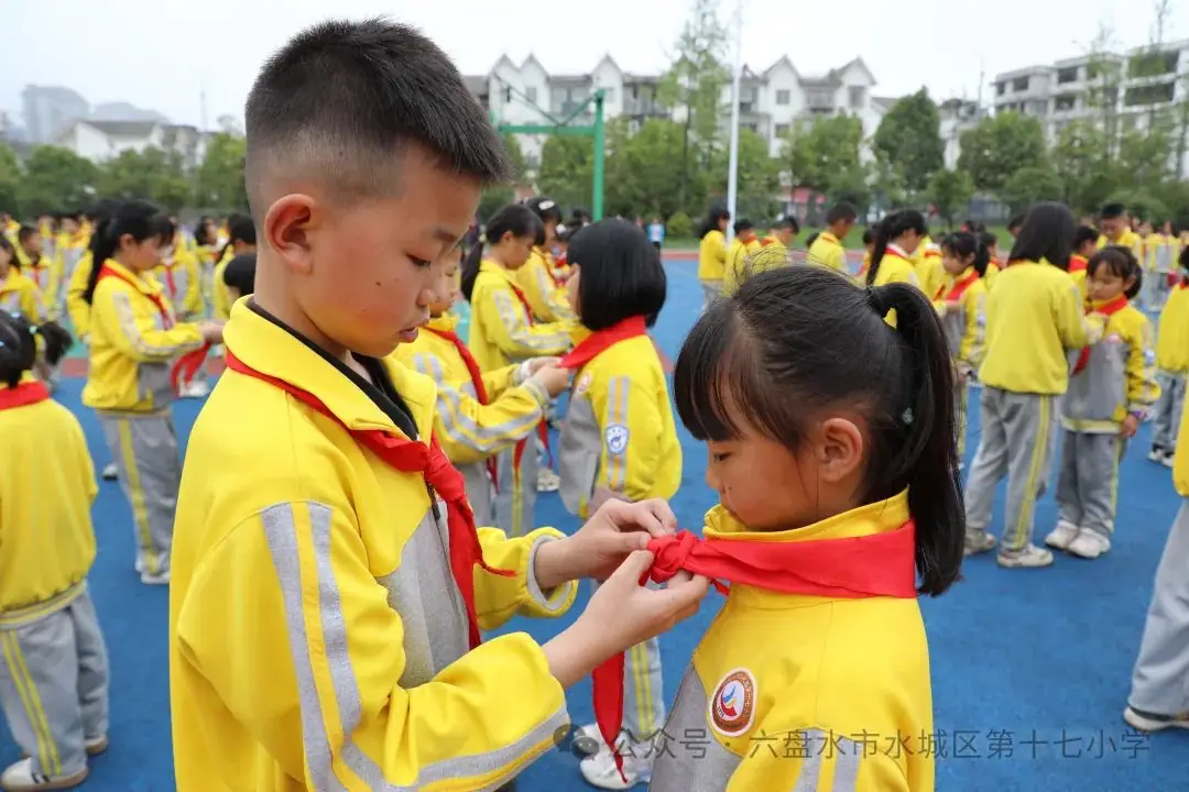 六盘水市水城区第十七小学2024年新生入队仪式 第10张 六盘水市水城区第十七小学2024年新生入队仪式 第10张