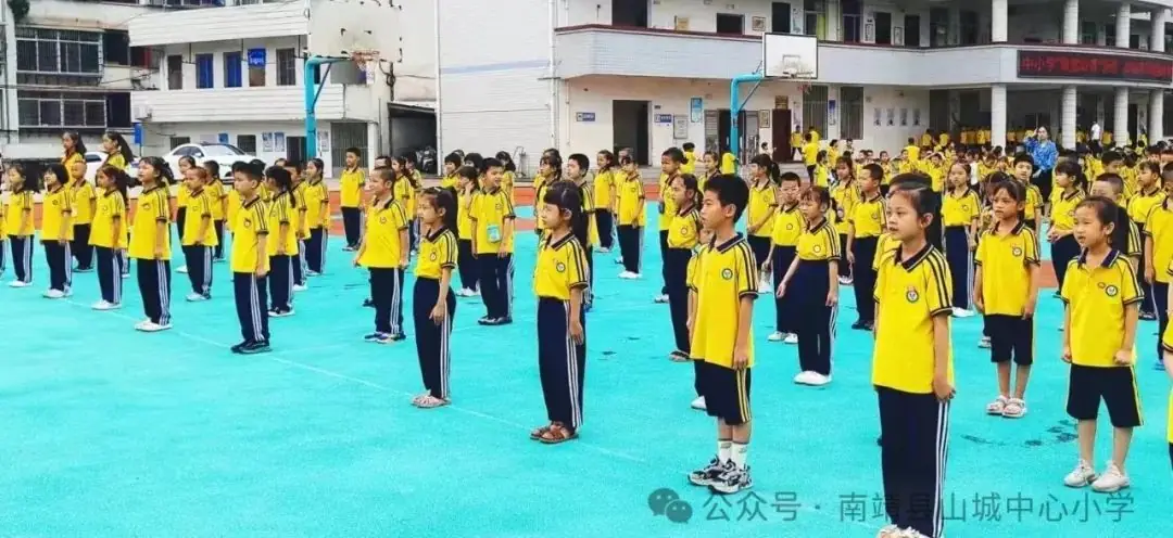 红领巾爱祖国——南靖县山城中心小学2024年一年级新队员入队活动 第29张 红领巾爱祖国——南靖县山城中心小学2024年一年级新队员入队活动 第29张