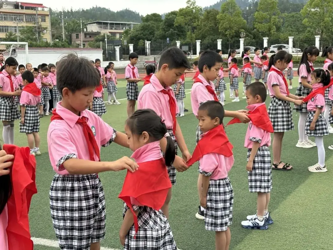 红领巾爱祖国 ——上犹县第三小学2024年一年级第一批少先队员入队仪式 第12张 红领巾爱祖国 ——上犹县第三小学2024年一年级第一批少先队员入队仪式 第12张