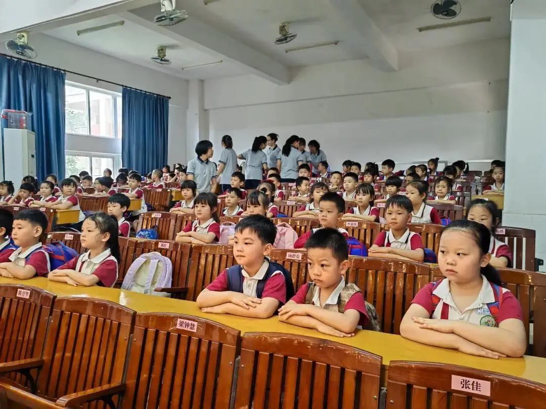“我与小学零距离”——三角心心幼儿园幼儿园大班参观小学活动 第19张 “我与小学零距离”——三角心心幼儿园幼儿园大班参观小学活动 第19张