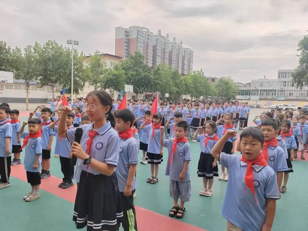 红领巾 爱祖国----锦屏镇中心小学迎“六一”新队员入队仪式 第17张 红领巾 爱祖国----锦屏镇中心小学迎“六一”新队员入队仪式 第17张