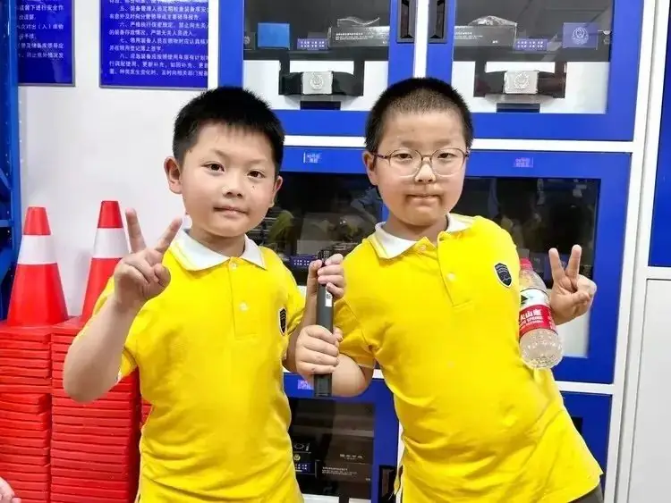 警心连童心 法治伴“我”行 ——凤凰城小学一(1)班假日活动小队 第20张 警心连童心 法治伴“我”行 ——凤凰城小学一(1)班假日活动小队 第20张