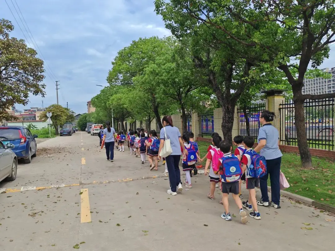 “我与小学零距离”——三角心心幼儿园幼儿园大班参观小学活动 第24张 “我与小学零距离”——三角心心幼儿园幼儿园大班参观小学活动 第24张