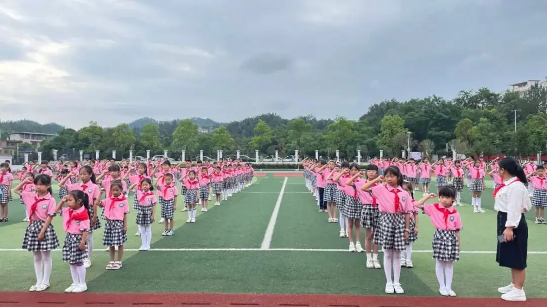 红领巾爱祖国 ——上犹县第三小学2024年一年级第一批少先队员入队仪式 第16张 红领巾爱祖国 ——上犹县第三小学2024年一年级第一批少先队员入队仪式 第16张