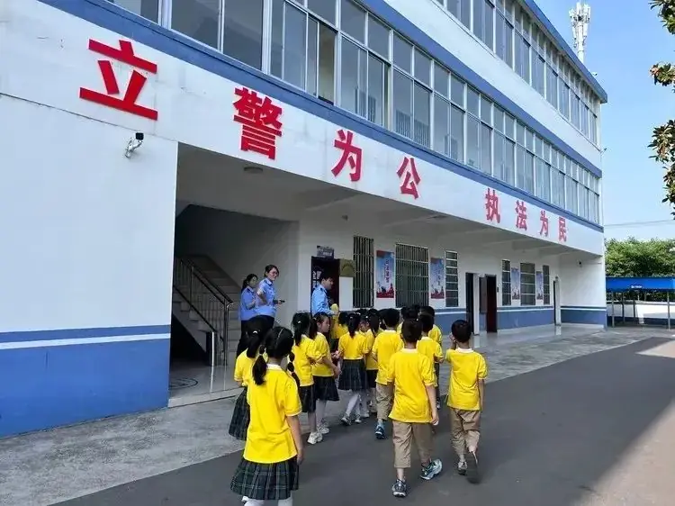 警心连童心 法治伴“我”行 ——凤凰城小学一(1)班假日活动小队 第7张 警心连童心 法治伴“我”行 ——凤凰城小学一(1)班假日活动小队 第7张