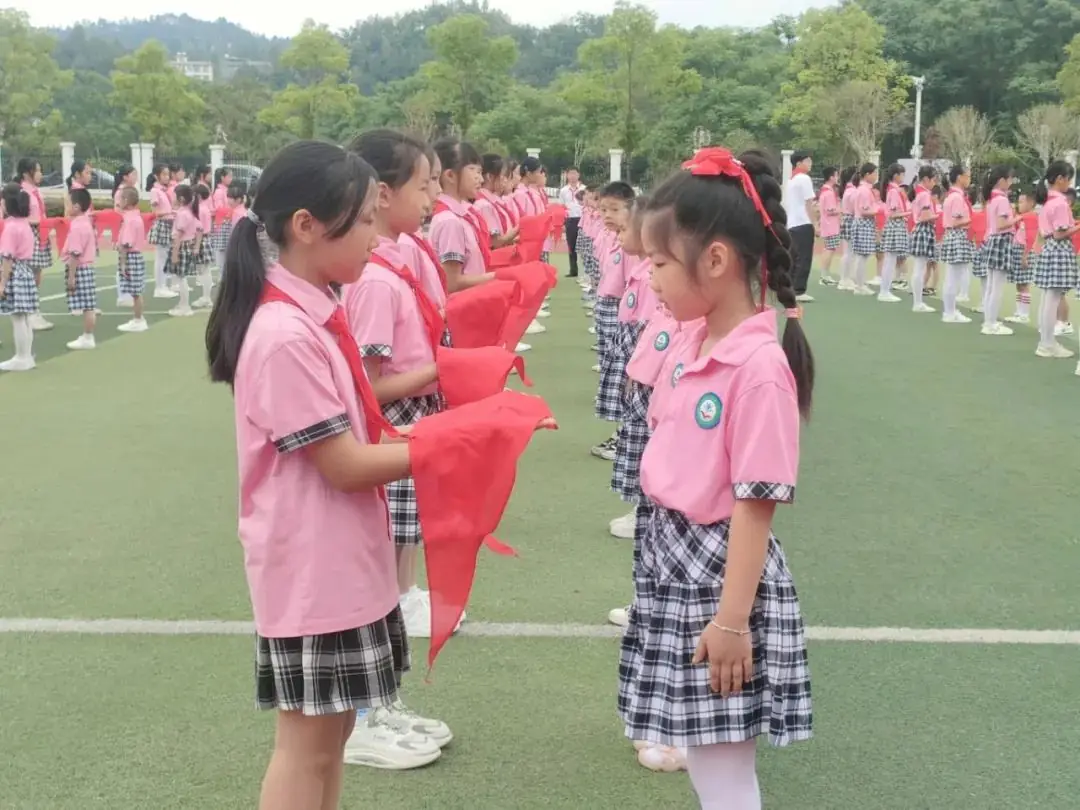 红领巾爱祖国 ——上犹县第三小学2024年一年级第一批少先队员入队仪式 第11张 红领巾爱祖国 ——上犹县第三小学2024年一年级第一批少先队员入队仪式 第11张