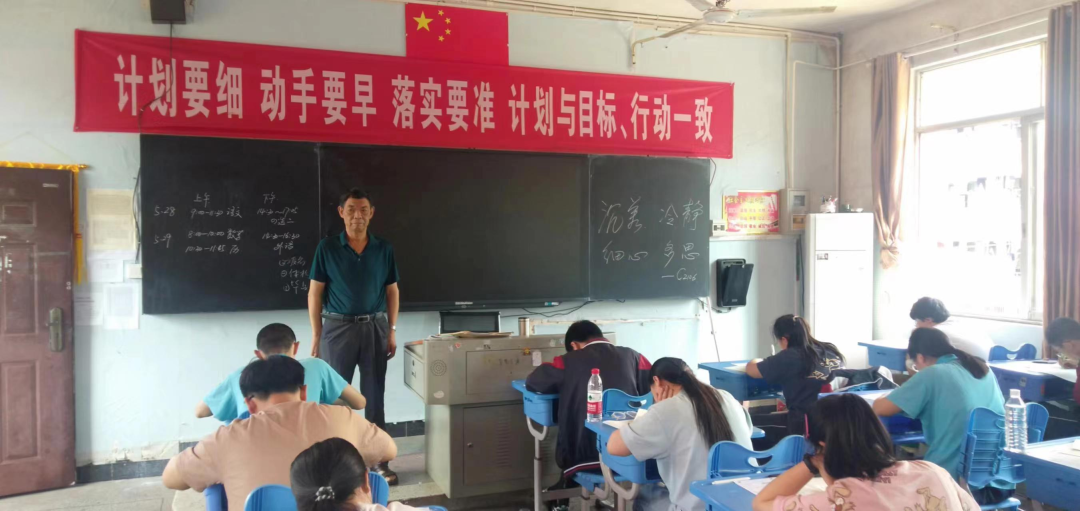【高考特刊】身临其境全真模拟,护航高考万无一失——岳阳县三中高三年级举行2024年高考仿真模拟考试 第14张 【高考特刊】身临其境全真模拟,护航高考万无一失——岳阳县三中高三年级举行2024年高考仿真模拟考试 第14张