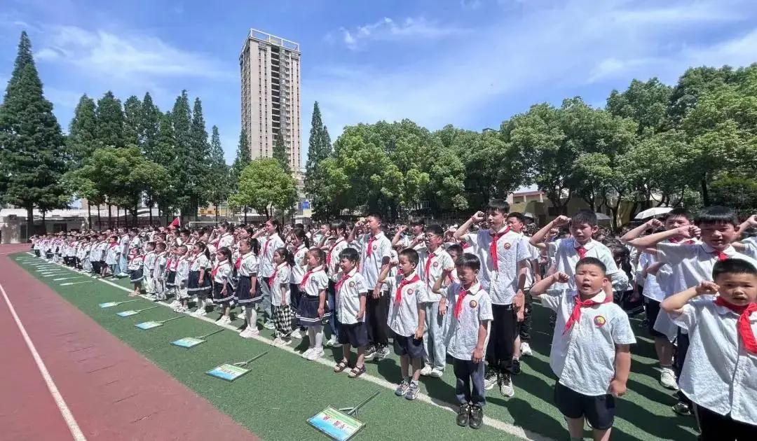 红领巾爱祖国——月亮湖小学举行新队员入队仪式 第44张 红领巾爱祖国——月亮湖小学举行新队员入队仪式 第44张