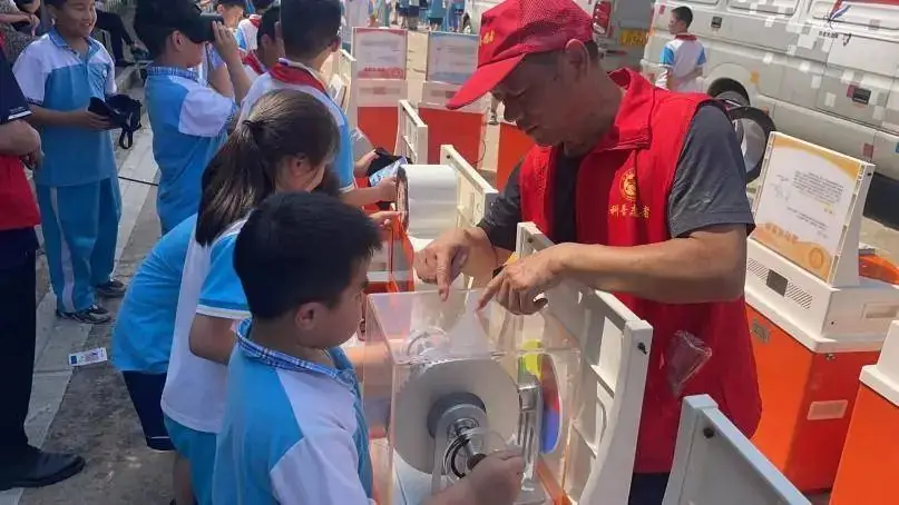 华容区红莲湖第一小学教联体开展科普大篷车进校园活动 第3张