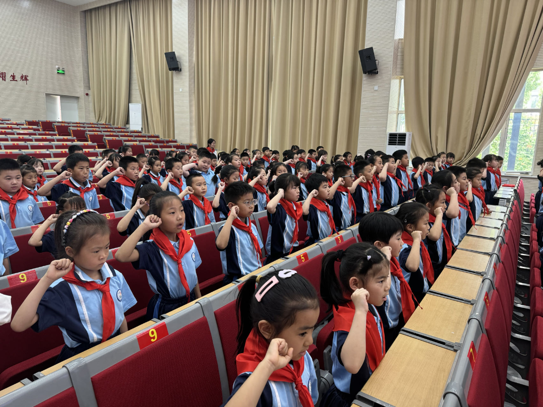 【闪闪的红星】新泰市第一实验小学(集团)银河小学开展“红领巾爱祖国”新队员入队仪式 第17张 【闪闪的红星】新泰市第一实验小学(集团)银河小学开展“红领巾爱祖国”新队员入队仪式 第17张