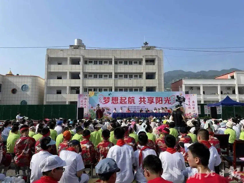 东瀼口镇中心小学欢庆六一儿童节 第1张 东瀼口镇中心小学欢庆六一儿童节 第1张