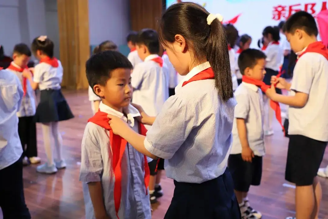 宿城区八一路小学举行一年级仪美入队礼 第10张 宿城区八一路小学举行一年级仪美入队礼 第10张