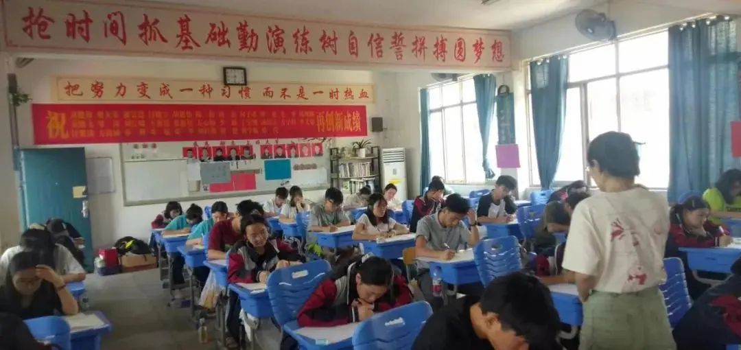 【高考特刊】身临其境全真模拟,护航高考万无一失——岳阳县三中高三年级举行2024年高考仿真模拟考试 第12张 【高考特刊】身临其境全真模拟,护航高考万无一失——岳阳县三中高三年级举行2024年高考仿真模拟考试 第12张