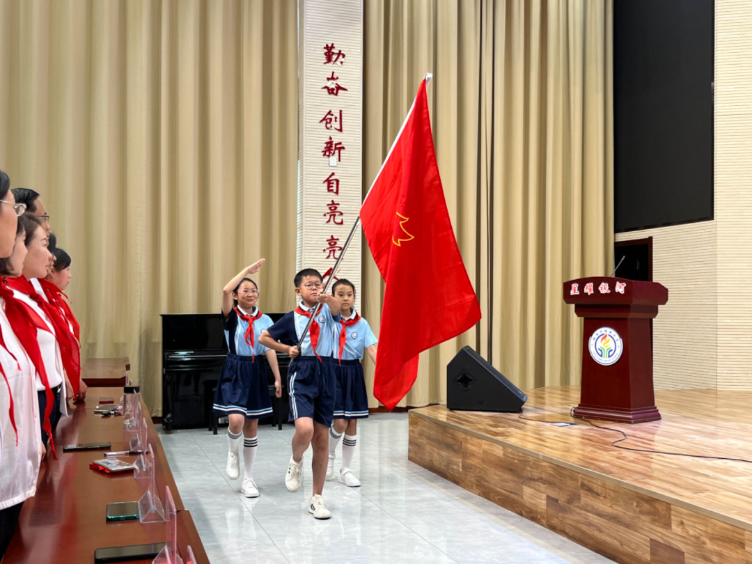 【闪闪的红星】新泰市第一实验小学(集团)银河小学开展“红领巾爱祖国”新队员入队仪式 第9张 【闪闪的红星】新泰市第一实验小学(集团)银河小学开展“红领巾爱祖国”新队员入队仪式 第9张