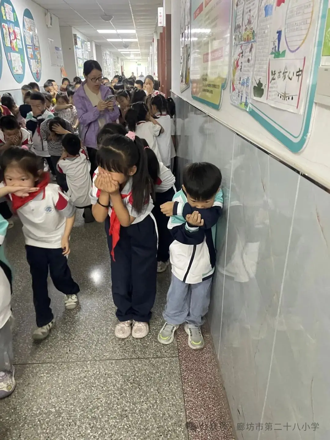 廊坊市第二十八小学开展防震、消防逃生演练活动 第17张 廊坊市第二十八小学开展防震、消防逃生演练活动 第17张