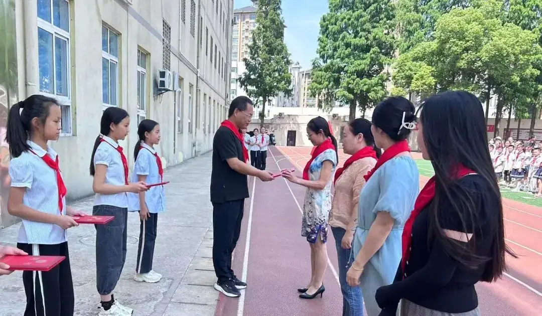 红领巾爱祖国——月亮湖小学举行新队员入队仪式 第38张 红领巾爱祖国——月亮湖小学举行新队员入队仪式 第38张
