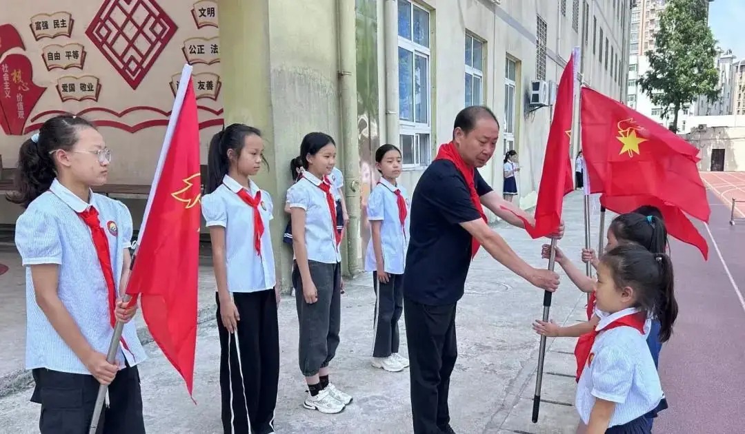 红领巾爱祖国——月亮湖小学举行新队员入队仪式 第35张 红领巾爱祖国——月亮湖小学举行新队员入队仪式 第35张
