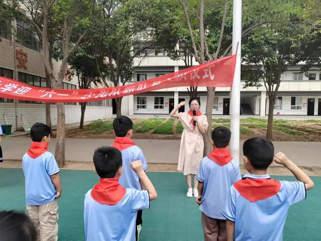 红领巾 爱祖国----锦屏镇中心小学迎“六一”新队员入队仪式 第20张 红领巾 爱祖国----锦屏镇中心小学迎“六一”新队员入队仪式 第20张