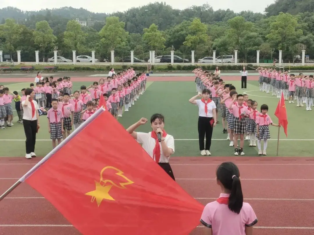 红领巾爱祖国 ——上犹县第三小学2024年一年级第一批少先队员入队仪式 第21张 红领巾爱祖国 ——上犹县第三小学2024年一年级第一批少先队员入队仪式 第21张
