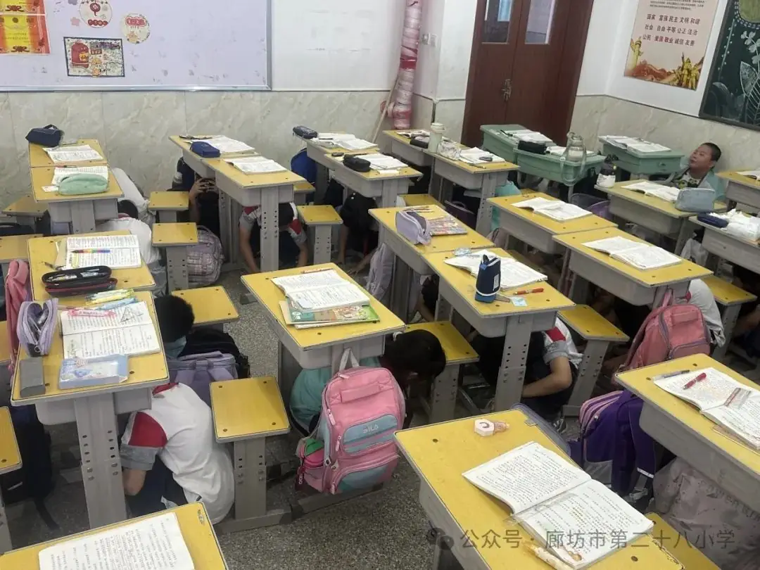 廊坊市第二十八小学开展防震、消防逃生演练活动 第2张 廊坊市第二十八小学开展防震、消防逃生演练活动 第2张