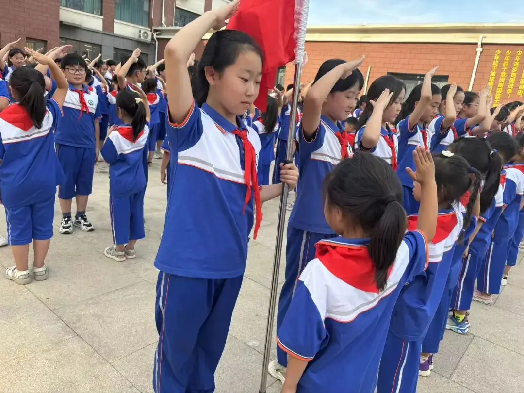 【全环境立德树人】成武县郜城第六实验小学举行“童心向党立志向 阳光少年向未来”2023级第一批新队员入队仪式 第29张 【全环境立德树人】成武县郜城第六实验小学举行“童心向党立志向 阳光少年向未来”2023级第一批新队员入队仪式 第29张