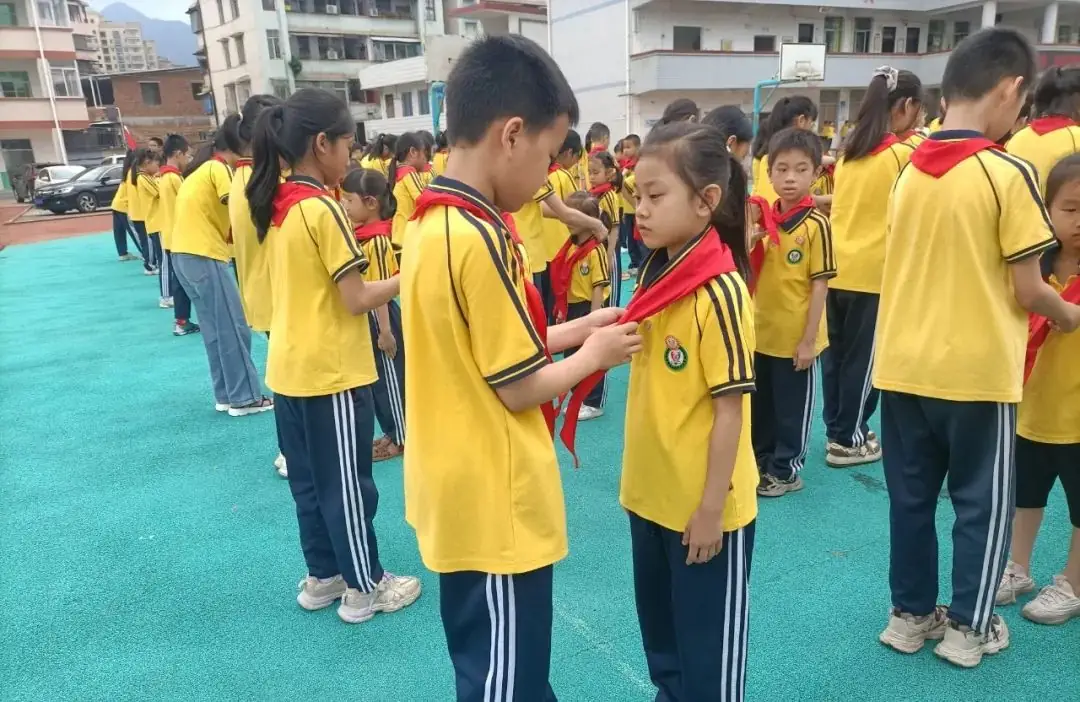 红领巾爱祖国——南靖县山城中心小学2024年一年级新队员入队活动 第50张 红领巾爱祖国——南靖县山城中心小学2024年一年级新队员入队活动 第50张