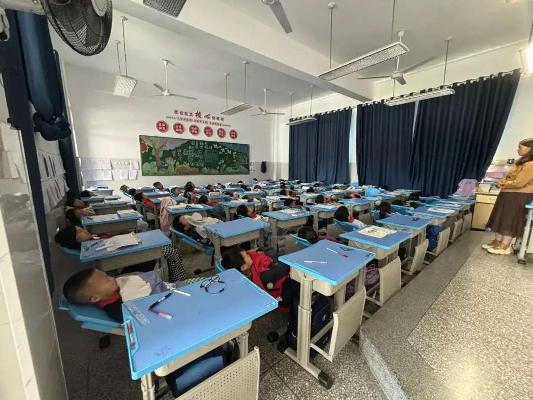 课间好时光!五福小学:让孩子们都躺下来休息! 第10张 课间好时光!五福小学:让孩子们都躺下来休息! 第10张