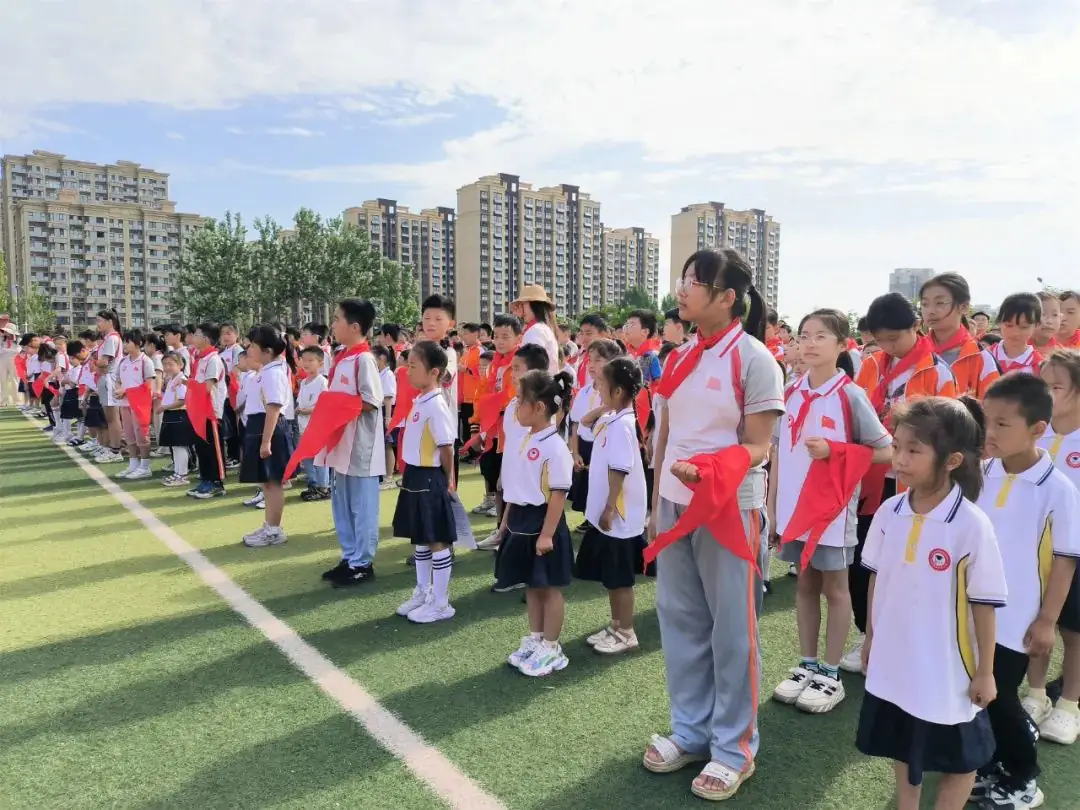 【泗水县博士源小学】“红领巾爱祖国”新队员入队仪式 第13张